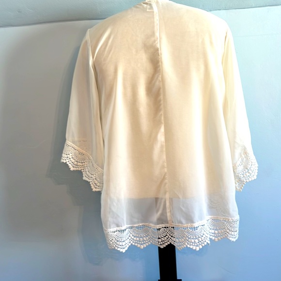 White Kimono-Style Shrug with Crochet Sleeves - Picture 3 of 5